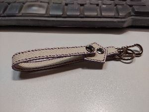 のんびり、マイペースで٩(ˊᗜˋ*)و ま～、こちらの掲示板久し振り。  あっちに載せると、承認欲求みたいで嫌なのでw  キーホルダー完成。 デザインは、憧れてる作家さんのほぼパクリw この革、すごく良いぞw