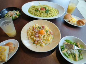 (株)サンマルクホールディングス【3395】 ロードサイドの鎌倉パスタでランチをしました。ロードサイド店舗は初めてです。 ショッピングビルの店舗よりお値段控えめで、雰囲気もとても良かったです。  うちの近くにもロードサイドの鎌倉パスタ出来ないかな🤤  それから、パスタの食べられるサンマルクカフェも増えないかな🥹