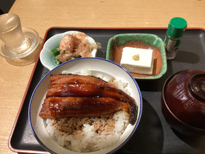 テンアライド(株)【8207】 地元のテング大ホールで鰻丼をいただきました。冷酒も付けて 満足できました…