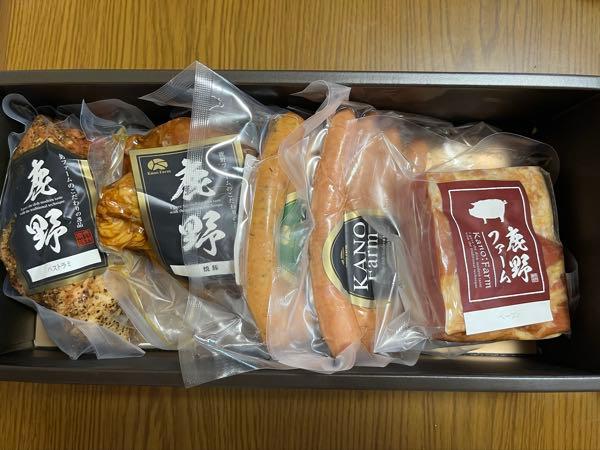 SUMINOE(株)【3501】 400株の優待到着 お米が優待から無くなったのでがっくり してましたが、なかなか美味しそうな感じなので 納得しました。 6000円の優待品です。 ありがとうございます、今回で3回目になります。