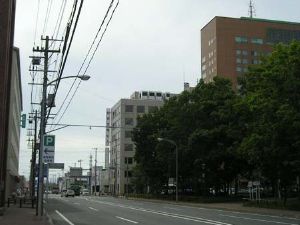 ウインテスト(株)【6721】 ひょっとして。 Kuo氏はAMOLED採用について、新型 iPhoneがフルガラスボディへ、もしくは前後ガラスとセラミックや樹脂など非アルミ素材へ移行すれば、アルミ筐体よりもやや重くなることが考えられるものの、有機ELディスプレイでバックライトユニットが不要になり3D Touch向けセンサも軽量な方式が使えることから重量増加を相殺できると説明しています。 つまり同じ本体設計のまま画面だけAMOLEDに切り替わるというよりは、AMOLEDへの変更を前提とした新設計になるとの見方です。 (なお先月の投資家向けノートではAMOLED導入のシナリオとして、もしアップルが要求仕様を満たすAMOLEDパネルを潤沢に用意できた場合、現行では5.5インチ液晶の「Plus」モデルを全面的に5.8インチ有機ELに置き換える見込みだが、もし供給が足りなかった場合、無印とPlus(5.5インチ)の2モデルに対して、さらに上位の特別なモデルとして5.8インチ有機EL版を限定的に投入する可能性もあるとしていました。) さて、この「iPhoneは2017年に完全新生」説を唱えるのは Kuo氏だけでなく、以前からアップル関連で実績のある複数のソースがたびたび話題にしてきました。有機ELへの移行が2016年には間に合わないとみられること、さらに2017年は iPhone にとって十周年であることを考え合わせれば、ディスプレイ技術の変更と同時に筐体設計ごと変えて新生をアピールする説はいかにもありそうです。 ガラスが割れたスマートフォンを騙し騙し使っている人も多くいらっしゃると思いますが、前面も背面も曲面ガラスとなれば、これまで以上に落とさないように気をつけるか、デザインを犠牲にカバーを着せる必要に迫られるのではと心配になります。