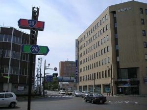 ウインテスト(株)【6721】 出たわ。 まだ発表されていない今年の新モデル『iPhone 7 (仮)』よりも前情報が多い、来年2017年の新 iPhone について。 2017年の iPhone は以前からうわさの有機ELディスプレイ採用だけでなく、アルミを使わないまったく新しいデザインのガラス製ボディになるかもしれません。一方、今年2016年の新型 iPhone (iPhone 7?)は、外見はあまり変わらないとの予測が一般的です。 情報筋から得た情報をもとに脱アルミボディ説を主張するのは、アップルのロードマップ予測では実績あるKGI Securities のアナリスト Ming-Chi Kuo氏。 同氏によれば、2017年の新型iPhoneは前面背面ともに曲面ガラス、もしくはガラスと非アルミ素材を用いたまったく新しいデザインの筐体になり、iPhoneとして初の有機ELディスプレイを採用する可能性が高いとのこと。 先週公表した投資家向けノートでKuo氏は、2017年の新 iPhone が大幅刷新モデルになる可能性が高いとしたうえで、 ・アップルは iPhone 5以来数年にわたってアルミ筐体を採用しており、消費者にとって新鮮味が薄れている ・競合スマートフォンメーカーもアルミボディ採用が増えてきたことから差別化が難しい ・iPhoneは出荷数減少が見込まれており、アップルにはiPhoneの大幅刷新を消費者に印象づける強い動機がある などアップルにとっての理由を述べています。出荷数についてはアップルのティム・クックCEO自身も先日のIRコールで、直近のQ2(~2016年3月)は昨年との経済状況の変化などもあり前年比でマイナスになるだろうと述べています。 iPhoneが液晶を捨ててAMOLED(有機EL)へ移行する計画については、数年前から複数のソースで語られてきました。実現の時期については諸説あったものの、アップルはディスプレイメーカーへの投資も含めて着々と準備を進めており、昨年秋の時点ではすでにサプライヤの選定やサンプル部品の評価まで進んでいるとの理解が一般的です。 (AMOLEDディスプレイはサムスンやLGなどが上位スマートフォンを中心に採用してきたほか、アップルも省電力が重要なウェアラブル端末の Apple Watchですでに採用しています。)