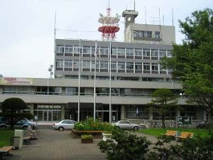 ウインテスト(株)【6721】 明日かな? しかしアップルは iPhone 4sでガラス+アルミ+ガラスの筐体は経験があり、ガラス製のエレクトロニクス機器筐体についても複数の特許を取得しています。内容はたとえば、ガラスどうしを融接して厚みと強度を確保してからさらに加工する方法、ガラス筐体を内部構造で補強する手法、箱状のガラスに基板を収めてガラスで封をする手法などなど。発明者にはアップル製品のデザインを統括するサー・ジョニーことJonathan Iveも名を連ねています。上のぞんざいな図はそうした特許のひとつ、" Fused glass device housings" US8773848 B2 より。 それはさておき気になるのは、あまり話題にならない今年2016年の新 iPhone はどうなってしまうのか。アップルは iPhone 3G以降、大きな筐体デザインの変更は2年に一度で、あいだはほぼおなじ外見のまま中身を改良するサイクルを続けてきました。 もしそのパターンが続くならば、2014年のiPhone 6、2015年発売の現行最新モデル iPhone 6s に続く2016年モデルは、デザインを一新した『iPhone 7』になるはずです。しかし今のところ、iPhone 7については Plus がデュアルセンサの新型カメラを採用するらしい、といった話のほか、大きな変更のうわさはありません。 仮に新デザインと改良版Sが交互に訪れるチクタクサイクルを続け、命名規則も変えないとすれば、それほど目新しい技術が導入されないアルミ&液晶の iPhone 7 が今年の秋に発売され、翌年に新素材&新技術&新デザインの10周年モデルであるはずの製品が、これまで改良版を示してきたsつきの iPhone 7sで登場することになってしまいます。 もしパターンを崩すならば、今年は新モデルを出さない選択肢はないとして、命名をiPhone 6x (iPhone 6 SE??)にして来年に7を温存する、あるいは今年の iPhone 7の次を7sではなく8にする、ことによると7でも8でもない命名にする、といったことが考えられます。(そういえばマイクロソフトはWindows 8.1の次をいきなり10にしていました