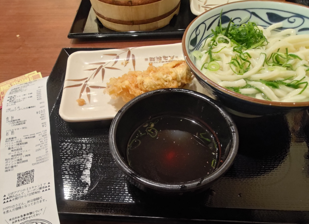 (株)トリドールホールディングス【3397】 店の前通ったらたまたま人少なかったから 行ってきました  いつも店の外まで行列できてるのに 明日月曜だし20時過ぎたから流石に空いてたね  天かす無いのはいつものこと😸