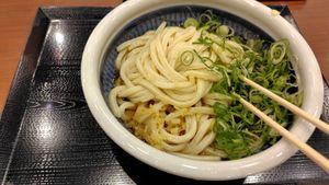 (株)トリドールホールディングス【3397】 ランチメイト症候群、みっともないよ。  私は外出時、全ての行動を一人で遂行する。 学生時代も、ほぼ全ての回で学食で一人で食べていた。  他者とつるんでしかメシが食えないのは、人として半人前。  私は小学生の時点から、家族と一緒に食事しないようになり、自室に食事を持ってきて食べる習慣になっていた。