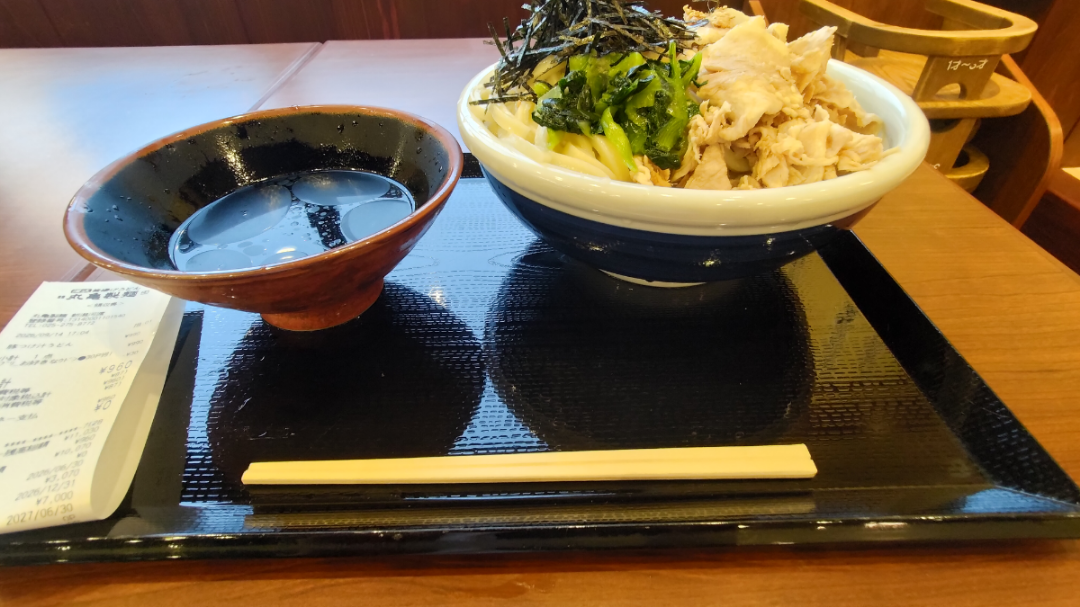(株)トリドールホールディングス【3397】 豚つけ汁うどん美味すぎて3玉余裕だったわ 途中でつけ汁尽きたからどうしようかと思ったけど、 かけ汁に天かす青ネギ七味生姜どばーっと入れて食べた つけ汁少ないなーって思ったけど、そういう狙いなのか? 一度に冷も熱も味わえて良し😺 これからも下請けから搾り取って頑張ってください 応援してます