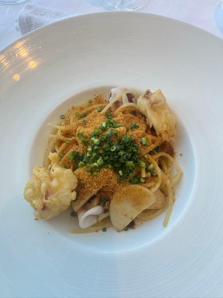 すがもん食堂 前菜は島根のたことせとかとモッツァレラが最高だったの！ パスタは島根の白いかと大好きなカラスミのパスタにしたよ☺️ カラスミのパスタ大好きなの☺️