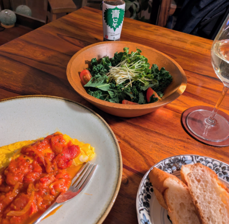 すがもん食堂 リケンのノンオイル青じそドレッシング試したら美味しくて、ケールとオニオンスライスでサラダおかわりしちゃいました💦  ドレッシングは基本その都度用意するけど（良いオリーブオイルで基本のフレンチやバルサミコベース、すだち、山葵、キビ砂糖を加えた胡麻油醤油ベースなんかが好きです）、リケンのコレは常備しとこう♪