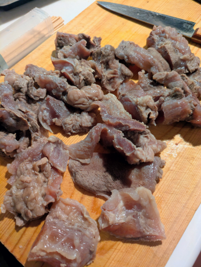 すがもん食堂 柔らかくなったので切り分けます。いつもこの辺りでカレーかトマト煮込みに変更したくなります💦