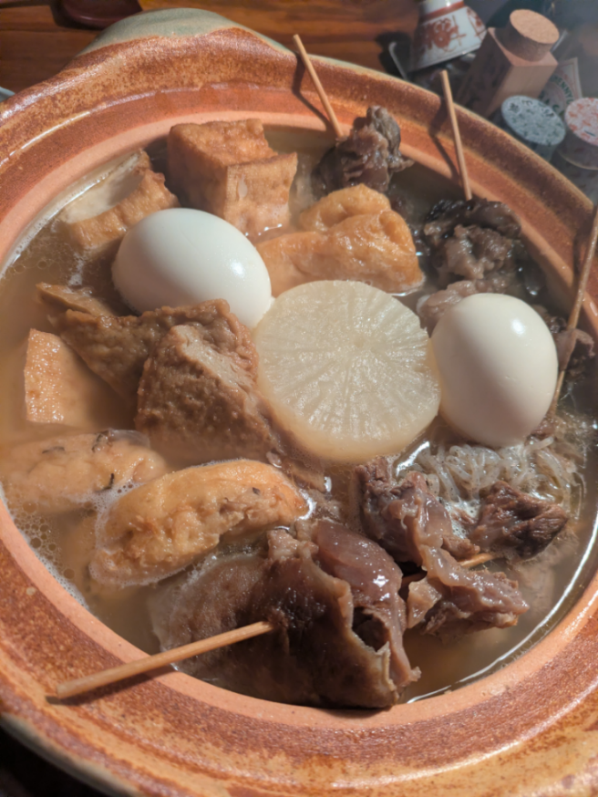 すがもん食堂 夜は昨晩用意しておいた関西風おでんを土鍋で温め直し。  タネはシンプルに8種。  ・大根 ・牛すじ串（近江牛。400gで八串とれた） ・生芋しらたき（&larr;美味い💦） ・卵（半熟を狙い今年は失敗笑） ・栃尾揚げ（&larr;タネの中で一番出汁を含んでくださる） ・絹生揚げ ・飛龍頭（京がんも）  練り物は5年くらいピンクペッパー入りのボローニャソーセージがレギュラーでしたが、一周して魚系に戻りたかったので、ごぼう天、イワシつみれ、さつま揚げ、イカ団子、黒はんべ（&larr;焼津名産。イチオシ）といった候補を押しのけて愛媛八幡浜のじゃこ天にしました。野趣の強い宇和島のじゃこ天もかなり好き💦