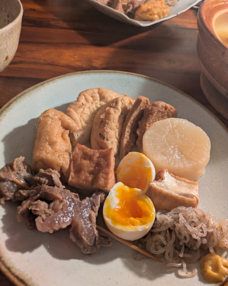 すがもん食堂 鰹昆布出汁と薄口醤油と具材だけで簡単に素晴らしい味になるから、やっぱりスゴイ料理だな💦  下茹でや油抜きの連続で用意が面倒なので、年イチしかやらないけど、確実に喜んではもらえる笑😆