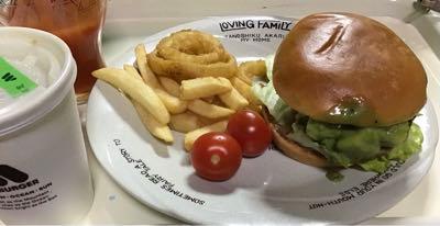 (株)モスフードサービス【8153】 終了前にアボカドバーガー、ジャガイモとブロッコリーのポタージュをテイクアウトしました。旨し。