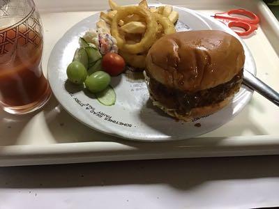 (株)モスフードサービス【8153】 地域限定の台湾ラーメン風メンチカツバーガーをテイクアウトしていただきました。ピリ辛ソースがいい感じです。