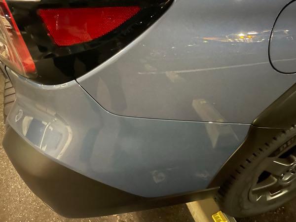 (株)ＳＵＢＡＲＵ【7270】 bt5アウトバックのぶつけたリアバンパーを交換したら色味が違った。色は不人気なストームグレーメタリック。買ったのはc型だがd型からこの色は廃止になってるので、c型の途中で色調変更があったみたい。個人的には交換後のバンパー色の方が好き。こういう事もあるんですね。