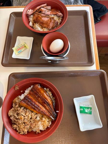 ⚪️⚪️⚪️⚪️⚪️宮殿 昨日の愛妻ランチは すきやのウナ牛丼とローストビーフ丼っす すきやのウナギは初めて食べたけど ふわっとして柔らかく美味しいっす リピ決定っす