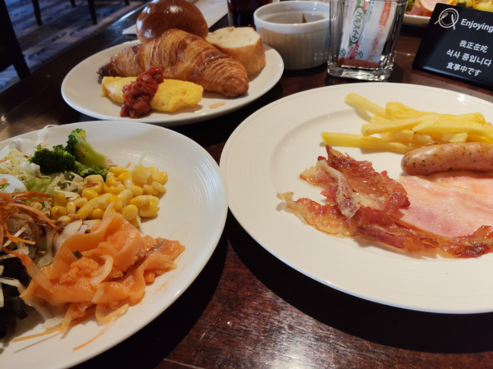 eMAXIS Slim米国株式（S&P500）ランチ予想スレ それが・・・、2日目は朝食をしっかり摂ったせいで、お昼は食べる気にならなかったです。 朝食を約1時間くらい楽しみましたので・・・（；^&omega;^） 上本町にあるSのマークのホテルでしたが、ビュッフェ形式でしたので、つい食べ過ぎましたw 写真は1回目の洋食の様子ですww この後に和食のターンがあって、果物も・・・（；^&omega;^）