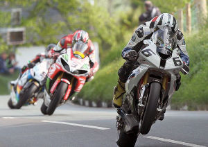 凡人の妄想トレーディング 今年のマン島TTレースが中止になりました。  そうなるとは分かっていましたが、残念で堪りません。･････泣 マン島TTレースが中止となるのは、2001年に欧州で大流行した口蹄疫の影響で中止されて以来のこと。 渡航制限や外出制限など厳しい対応がなされている今、それを望むことは出来ませんが･････  公道で300キロオーバー。 エスケープゾーンのないカーブ。 狭い道路。  世界で最も危険で、最も素晴らしい公道レースを今年は、観れない。 だただ残念としかいい様がありません。