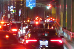 凡人の妄想トレーディング 今週末は、往復約100キロ程度走って自宅に戻ることを3度繰り返しました。 引退の近い1号車、2号車、3号車の順番に･････ 4号車のみ、エンジンの調子を見ただけで終了。  環8、環7、246、甲州街道、新青梅街道･････ 都内からは、出ませんでした。  走っていて非常に気になったことが2点、 先週末以前に比べて、車が多くなったこと。　特に246 地方ナンバーの車が多かったこと。  2,3週間前に湘南に他県ナンバーの車が多く来ていることが問題視され、報道されていました。  何故、都内に来るのでしょう？ 何故、都内に来ても大きく報道しないのでしょう？  当然ながら東京は、例外ではありません。