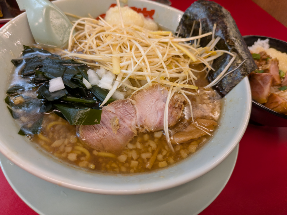 (株)丸千代山岡家【3399】 山岡家初めはやはりこれ! 美味しいんだなこれがら! プレ塩ファンも多いみたいだからなくさなくて良いからプレ醤油も定番化してください!そして全店平等に鬼干しラーメンを期間限定でお願いします! 駐車場は満車でも行列ないのはフードコートにある呼び出しブザーシステムで車待機できるのはありがたい!これを知らずに空売りしてる人いたらかわいそう 笑 プレ醤油あと3回は食べれるかな