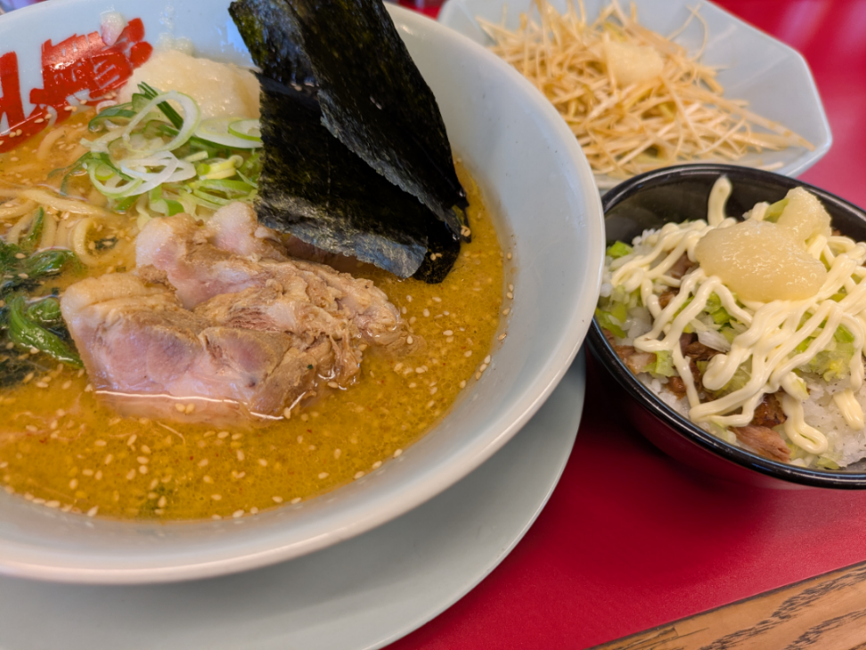 (株)丸千代山岡家【3399】 山岡家ラーメン納め 早朝魚市場にて年末商材を仕入れ、ほどよく散歩した後の特製味噌チャーシューメンは体に染みました。バタートッピングを忘れてましたが美味しかったですごちそうさまです。 ラーメン初めも山岡家確定です。お気に入りのプレミアム醤油予定！