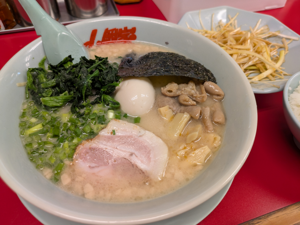 (株)丸千代山岡家【3399】 限定麺のトッピングは全てのラーメンに券売機のトッピングより購入できます、私は牛もつ好きなんでその限定麺の時は全ての種類のラーメンにトッピングしたりしました。