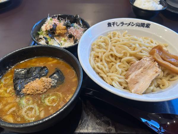 (株)丸千代山岡家【3399】 私の山岡家納めは煮干しの方になりました。  来年は4月に四国初上陸も予定し、ゆっくりでは ありますが着実に店舗網を広げ、売上も拡大して いってくれることを期待しています。 せたがやが吉野家に買われ、六厘舎が松屋に 買われとラーメン業界は大きく動いていますが、 山岡家には今はまだM&Aする側でもされる側でも なく、独自の路線で強みを活かしてまずは 経営ビジョンにある300店舗47都道府県への出店 を果たして欲しいと1ファンとして願っています。  本年もお世話になりました。 皆さま良いお年を