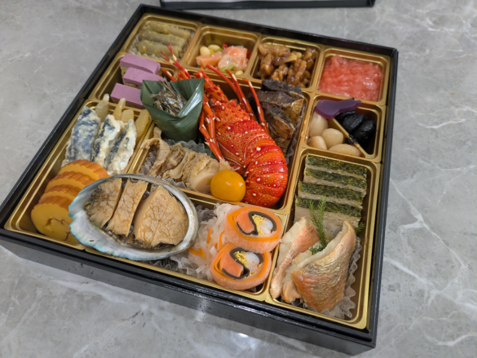 (株)丸千代山岡家【3399】 山岡家に行きたいが年末年始商材を買いすぎてまだ消費できず毎日が腹パン状態、想定外はおせち料理福袋が6人前の32000円が届いたことかな、3段あるから毎日1段毎日食べてるけど減らない、山岡家ラーメン初めは明日から旅行だし少し先かな〜山岡家は普通の頂点良き!