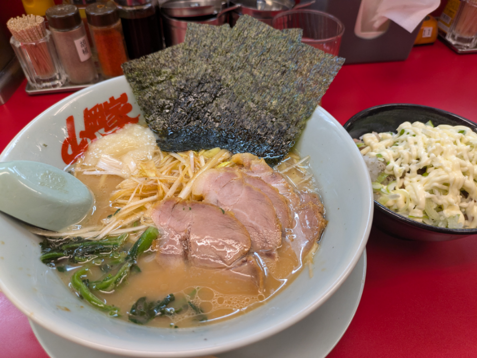 (株)丸千代山岡家【3399】 4連続ガツン限定からの今日は原点回帰の山岡家一押しメニューとある、醤油ネギチャーシュにしました。 さすが土曜日の夜、テーブルは10組待ちの車でブザーもらい待機の満員御礼 ごちそうさまでした。