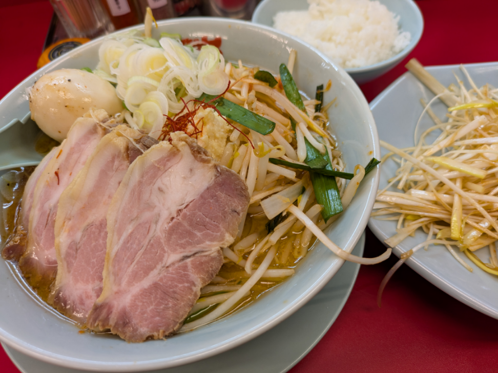 (株)丸千代山岡家【3399】 私も〜 早朝背徳飯 6時 駐車場7割 今日はギリギリ肩を並べずゆっくり食べれました 今日は限定麺5回目、さすがに人気の特製味噌のスープにさりげないマー油にスタミナのニラにもやし美味しいですね! 本日は1810円貢献です!