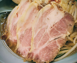 (株)丸千代山岡家【3399】 今日の山岡家特製肩ロースは当たりでした、赤身と脂身の黄金比率に厚み大きさ! 店舗で仕込みカットも人が変われば色々変わるその変化を楽しむのも山岡家、このチャーシュなら甘辛たれのチャーシュ丼で食べたかったな〜