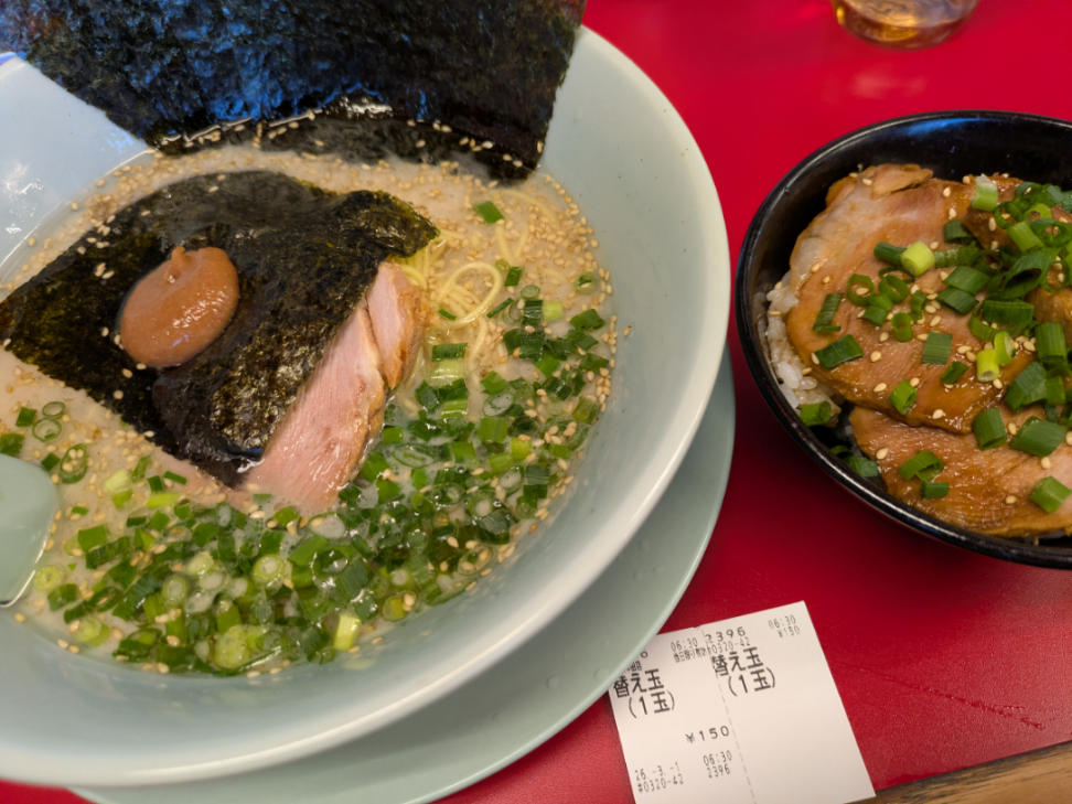 (株)丸千代山岡家【3399】 山岡家の売上貢献 先日に続き行ってきました! 久しぶりのモーニングラーメン 1杯目はそのまま 替え玉して まずは梅を溶かして梅ラーメン その反対でニンニク〜豆板醤も追加 1食、正確には替え玉で2食で色々味変でき、チャーシュ丼つけて1090円はコスパ良いですね ごちそうさまです ちなみに昨日はチャーシューに当たり今日は丼にしましたが普通でした、同じ肩ロースでも部位にもよりますね、またそれも山岡家で良い!