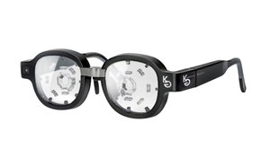 窪田製薬ホールディングス(株)【4596】 窪田製薬HD、中国で近視予防メガネの治験開始 医薬品・医療介護 2025年11月14日 17:30  窪田製薬ホールディングス（HD）は14日、近視の予防向けに開発した眼鏡型装置の効果を調べる臨床試験（治験）を中国で始めると発表した。11月中にも被験者に利用し始めてもらう。予防効果を科学的に示し、中国国内での普及を目指す。  同社の眼鏡型装置「クボタグラス」はレンズ内部の発光ダイオード（LED）や微小レンズの働きにより、屋外で遠くを眺めた時の物の見え方を再現できる。  屋外で自然光の刺激を受けたり、遠くを見たりすることは近視予防につながるとされる。同社はクボタグラスを使えば通常の生活をしながら屋外活動と同様の予防効果を得られるとみる。  治験を実施する医療機関の上海市眼病防治センターと14日に業務委託契約を結んだ。まだ近視になっていない6〜9歳の子ども118人の参加を予定する。クボタグラスを使うグループの子どもには1日2時間以上、1年間にわたって装着してもらい、使わないグループとの近視発症率の違いを調べる。約2年後に結果をとりまとめる。  近視になる人は世界で増えており、緑内障や近視性黄斑症などの発症リスクを高めるとして問題になっている。中国では近視予防への関心が高く、窪田製薬HDもクボタグラスを既に展開している。ただ競合製品も多いため、治験で効果を科学的に示して装着効果を訴えて競争力を高める。  画像は 窪田製薬HDが近視予防向けに開発した眼鏡型装置「クボタグラス」