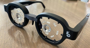 窪田製薬ホールディングス(株)【4596】 近視・スマホ依存&hellip;「現代病」をテクノロジーで克服 2025年12月11日 5:00[会員限定記事]　日本経済新聞  「近視は現代病そのものだ」。眼科薬などを開発する窪田製薬ホールディングス（HD）の窪田良会長、社長兼最高経営責任者（CEO）は、こう警鐘を鳴らす。  2050年には世界人口の約半数が近視になるという予測もある。日本でも深刻な問題となっており、文部科学省が発表した24年度学校保健統計によると、裸眼視力1.0未満の児童・生徒の割合は、小学校で3割超、中学校で約6割、高校では約7割に上る。いずれも統計を取り始めた1979年以降、最高値となった（2020〜23年度を除く）。  近視を発症するメカニズムは明らかになっていないが、直接的な原因は角膜から網膜までの長さである「眼軸」が伸びてしまうことだ。一度伸びた眼軸は元に戻すことが難しい。 メガネ型機器が続々  近視進行抑制を目的とした新たなデバイスの開発に各社が取り組んでいる。その1つがメガネ型機器だ。現時点で厚生労働省が承認した医療機器ではないものの、テクノロジーを駆使して近視の解決を試みる。  窪田製薬HDは拡張現実（AR）デバイス「Kubota Glass（クボタグラス）」を手掛ける。レンズの縁に取り付けた超小型発光ダイオードを光源として、網膜に白黒を基調とした画像を投影する。この時、網膜の少し手前に投影し、網膜の働きにより伸びた眼軸を短くすることで近視の進行抑制の効果を得ることを目指す。  画像は 網膜の手前に映像を投映することで近視抑制の効果を得ることを目指す「Kubota Glass（クボタグラス）」（写真:日経クロステック）