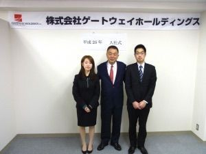 石山Ｇａｔｅｗａｙ Ｈｏｌｄｉｎｇｓ(株)【7708】 「アホ右山の朝鮮ポルノ歴史館」  「右山ってのは韓国産のオカマ野郎なのにナンでコンな玉無しに騙されるかね⁉️」   【国内】「飲めば100％ガンも治る」？薬事法抵触の恐れも&hellip;&ldquo;チェ・ジウ&rdquo;が株主と広告塔、怪しい天然水素水「バナH」（週刊新潮）[9/25]  　バナ株式会社の石山久男社長（60）の説明は、熱を帯びていた。その口調は、「おもいっきりイイ！！テレビ」のみのもんたにそっくりだ。いかにも説得力があるように聞こえ、聴衆を笑わせるツボも心得ている。 （中略） 　9月上旬に開かれた説明会でのことだ。場所は富士山の麓、富士吉田市にあるバナの敷地内。プレハブ建ての大部屋に詰め込まれた200人の参加者は、石山社長の説明に聞き入り、その都度、驚きの声を上げたり、ため息をついたりした。 そのほとんどが、50代から70代の男女である。 （中略） 　CMで、バナHを記憶の方もいることだろう。全国エリアでは、テレビ朝日系の「徹子の部屋」や「ワイド！スクランブル」でCMが流れている。滝をバックに、韓国の人気女優チェ・ジウが商品を手に微笑んでいる映像だ。羽振りがよくなったのか、同社は石川遼君の出場でも注目を集めたバナH杯KBCオーガスタゴルフトーナメント（今年8月末）の冠スポンサーにもなっている。 　同社は、ここ数年で急成長した会社である。01年11月に設立されたが、ある信用調査会社によれば、04年の売上高が9000万円で05年2億円、06年4億5000万円。それが去年には26億円を超えている。 　資本金は設立当初5000万円で、株主は石山社長が990株、チェ・ジウが10株。現在は、4億5000万円まで増資しているが、事情通によれば、「石山社長は、以前に北海道でリゾート開発を手掛けたが失敗。業者に発注したミネラルウォーターを台湾に輸出していたこともあり、自身で本格的に水ビジネスを手掛けるようになった」  　バナHの売りは、天然水素（H）が含まれていることだ。ペットボトルのラベルには、厚さ1000mにも及ぶ富士山の玄武岩層が生んだ天然水素水です」とあり、製造時の溶存水素量3.0ppb（1ppbは1リットルの水に0.001ミリグラムの物質が溶けている状態）で、採水地は富士吉田市富士山1合目と記されている。もっとも、ボトルや同社のHPでも、水素が含まれていることの効能には一切触れていない。（中略） 　これが社長の説明になると、万病に効く特効薬。ガンについては先述したが、「悪玉コレステロールから過剰な活性酸素が発生し、血液が汚れて病気になる。一度付いた悪玉コレステロールそのものを溶かす薬はないが、天然水素水が悪玉コレステロールを落とす。2リットルを朝から晩まで10回に分けて飲む。早い方なら2ヶ月、遅い方なら3ヶ月で100％溶けています」 　以下、リウマチ、通風、糖尿病、腎臓病からアトピー、水虫まで、「100％治る」と言い切るのだ。 （中略） 　循環資源研究所の村田徳治所長は断言する。 　「3.0ppbと言えば、1リットルの水の中に0.003ミリグラム。こんな少量の水素がどうして生体の中で劇的な力を持つのかわからない。水素が活性酸素を取り除く仕組みとして、彼らは水素が活性酸素とくっ付いて、水（H2O）となるよう化学反応させると主張している。水素量2に対して活性酸素1しか取り除けないということ。しかし体内に発生する活性酸素は1日に約4～5グラムと言われているから、毎日取り除くためにはドラム缶10本くらい飲まないと意味がないことになる」  　そもそも天然水に原子状の水素が含まれていること自体が疑問、と科学ジャーナリストの佐川峻氏は語る。 「水は水素2と酸素1が結び付いたもので、特に水素が多く含まれているということは本来ないはず。原子水素Hは、自然界に単体で存在することは通常ありません。ましてや水の中に水素原子が単体で存在することはまずありえない」 （中略） 　数々の疑問に対して、バナでは「社長は忙しい」の一点張りで答えようとしないが、専門家に聞けば聞くほど怪しい水素水なのである。 　厚労省の警告。 　「特定の商品について承認されていない効能を謳う行為は、それが文書でも口頭でも薬事法68条に抵触する恐れがあります」