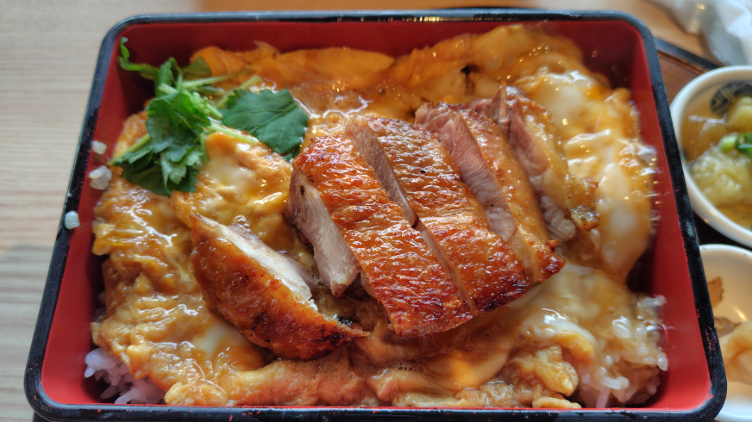 (株)ＤＤグループ【3073】 丸の内の丸ビル、6階の今井屋さんに親子丼食べに行ってきました。 激ウマでした&hellip;何この鶏こんなの食べたこと無い！ 玉子も加減が神。半生でメチャクチャ美味い加減。乗ってる鶏の皮はパリパリで、ご飯大盛り無料でしたがあっと言う間に食べ終わってしまった！ もっと早くくればよかった、優待券無くてもまた来ますわ！😀