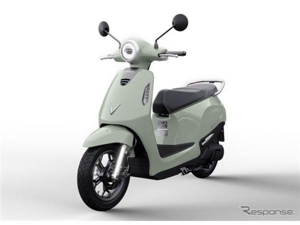 ビンファスト・オート【VFS】 2025年8月3日、約10万円で200km以上走るEVバイク登場に「現実的な選択肢」、ベトナムから日本上陸に期待の声。ベトナムのEVメーカーのビンファストは新型電動バイク『エボグランド』と『エボグランドライト』を発表した。 SNSでは「200km走るなら実用性高いぞ」「この価格なら欲しいな」といった期待のコメントが集まっている。両モデルはネオレトロなデザインのスクータースタイルが特徴。2.4kWhの着脱式バッテリーを最大2個まで搭載可能で、エボグランドは1回の充電で最大134km、バッテリー2個使用時は262kmの走行が可能だ。エボグランドは最高出力2250W、最高速度70km/hを実現。エボグランドライトは最高出力1900W、速度制限48km/hで、学生などにも適している。両モデルともIP67防水規格に対応。前輪ディスクブレーキ、後輪ドラムブレーキを装備し、35リットルの大容量収納スペースを確保している。価格はエボグランドが2100万ドン(約12万円)から、エボグランドライトが1800万ドン(約10万円)から。追加バッテリーは500万ドンで販売される。 ベトナムの全国の正規販売店で予約受付を開始しており、9月に納車予定。日本での販売については言及されていないが、いざ日本上陸となればそのインパクトは大きい。