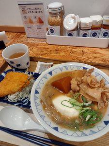 アークランズ(株)【9842】 ごちとん豚汁単品＋アジフライ 米味噌あっさりでも、かなり味濃かった(◎_◎;)  外からみるとテーブル席狭そうと思ってたけど カウンターに案内されたら、広々しててラッキーでした♪  アジフライ無料券に期限書いてない、ずっと使える（＊＾＾＊）