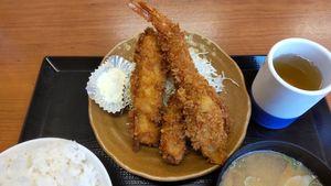 アークランズ(株)【9842】 負けたpaypay６％還元に負けた。 秋の海鮮フライ定食を食べてきてしまった。 正直に感想を述べようと思う。 好みの問題だが自分は海鮮フライはタルタル派ゆえ、これを食すにはタルタルの量が物足りなかった。まぁ追加すればいいんだけど。ソース派は問題なかろう。 海老はチェーン店にしては十分大きく頭まで身もあり満足ながらイカはちょっと薄いかな？という感じ。カキも海の香りがあり、それが好きか嫌いかはやはり好みであろう。 かつやならイカより大きめのアジフライやサーモンフライなどで見た目大きく攻めても良かったのではと食いながら思いつつ、まぁ仕入れの問題もあるしなと完食。 まぁ季節物なので食して悔いなしくらいではあった。 なんか背の高い若いあんちゃんが入ってて、おばちゃんたちに気を使いつつさっさと動いていておばちゃんたちにこれはウケが良かろうと眺めていた。 若干盛り付けセンスがないのは入ったばかりの男子だしな、くらいか。味は変わらぬ。