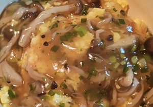 オレンジ 「もってのほか」っていう菊があります💦  あ&ldquo;～苺の種類も増えましたね~お陰甘い苺に巡り会う事も多くなりました。 梨の蜂蜜漬け、ホントに良さそう、Colysさんも身をもって体験しておられるようだし。最近出掛けることも少なくなり、私もインフルエンザとか風邪をひくことも少なくなりましたが。保険で梨の蜂蜜漬けを準備しておくのも良さそう。 贔屓のスーパーには梨！ヨソで探さないといかん  むかし通っていた歯医者さんは県知事さんも通っておられた歯科でしたが、息子が加勢するようになり、息子先生がまた来週来て下さい。っていうので、再び通院するとオヤジ先生が、「何しに来たの？」って💦小学校高学年の頃で、あんたの息子が来いって言ったんだよ！なんて言えず、黙って帰りましたが・・・ 次に通うようになった歯医者さんが言ってました。不器用な人が歯医者になるんだよって（笑） ちなみに、私の口は小さめ  職場に出入りしていた行員さんのお願いで月１万円のインデックスファンドの積み立てを始めて、早いもので既に300カ月💦これはもう老後資金に・・・ 日経の先物は58000円台のようですね。一旦ひと休みもありそうですが、どうなりますやら・・・  先日、生命保険の方が来て、掛け替えを推奨していったのですが、 あの数年に１度来て掛け替えをさせるのって何でしょうね。さも契約者の立場に立って紹介されますが、保険会社優位の保険商品に掛け替えさせられているような気がしてなりません。まるで羊の群れみたいに、契約者は○生のおばちゃんという牧羊犬に追われ、右に左に掛け替えさせられているようで・・・  いつもは、カニカマだけど、今日はマルズワイガニの缶で天津飯