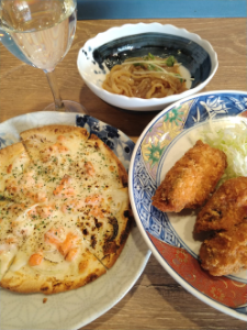 ＳＦＰホールディングス(株)【3198】 なにげにサーモンのピザは美味い！ 日本人スタッフの接客も満足。 外国人スタッフの時はブルーな気持ちになる(外国人だからではなく、面倒くさそうに接客する人が多いので) 日本人スタッフを多く登用すれば業績も上がるでしょう。多分。