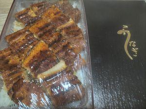 SFPホールディングス(株)【3198】 新旧優待券で磯丸水産のうな重持ち帰り〜 数年ぶりに紙袋に入れてくれたよ。 追加のタレは今まで通りでした。 ごちそうさまでした。