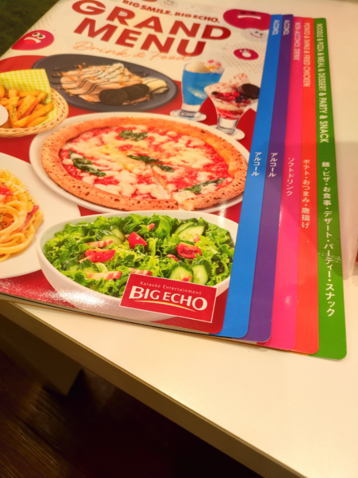 (株)第一興商【7458】 金曜日夜、ビッグエコー 予約なしで行きましたが、 受け付けは混雑していなかったです 同じビル内の楽蔵は、人の出入りが激しく 繁盛しているようで、良かったです