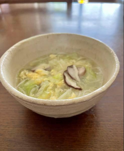 今日の献立 先ほど、 キャベツの千切りをたくさん作ったので、 春雨スープに入れてみました。  シイタケの香りが良いです。  かくし味はナンプラーで、 アジア感を出してみました。  色が優しい😊