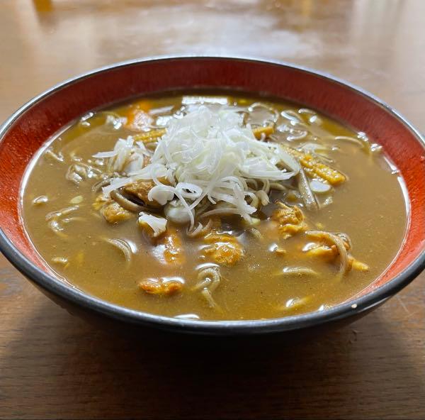 今日の献立 ただいま帰りました。  今日のご飯は、先日たくさん作ったカレーで、 カレー蕎麦を作りました。  カレーは姿を変えても美味しいなぁ😋