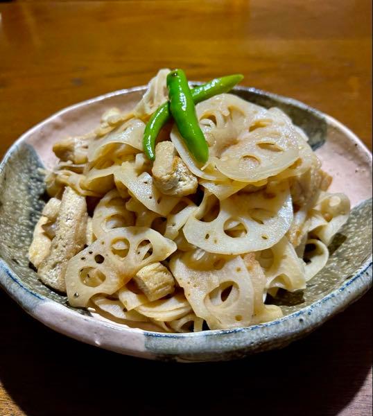 今日の献立 レンコンのきんぴらを作りました。  鷹の爪がないので、青唐辛子を入れました。 少し味が薄くて、辛味が目立ってしまいました。  食べるとき、お醤油つけよう。。。。😭