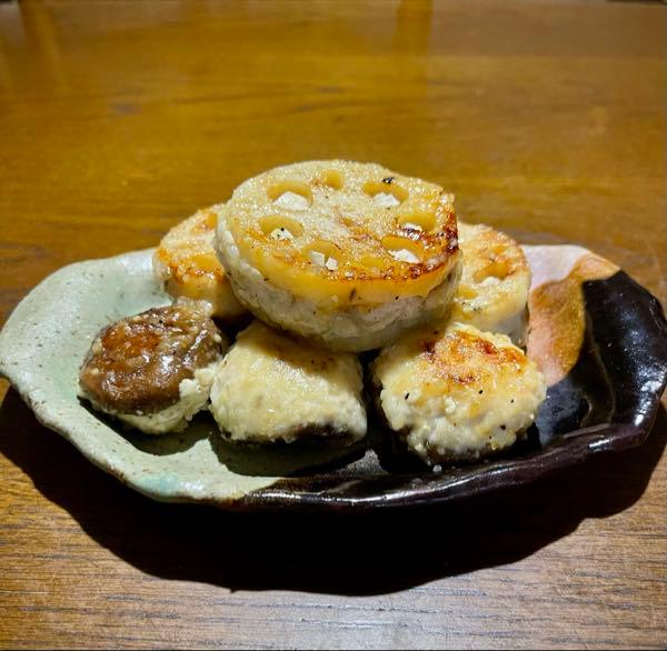 今日の献立 やっとできた。  鶏ひき肉をレンコンで挟んだ。 鶏ひき肉をシイタケに乗せた。を焼きました。  塩コショウ味です。  😊レンコン。