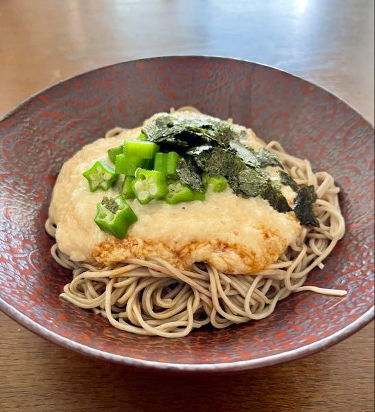 今日の献立 こんにちは。  今日はお昼までの仕事でした。  外が暑かったので、 冷たいとろろ蕎麦を作りました。 とろろ山盛りです。  食べていて気がついたのですが、、 ネギ入れ忘れた😭  ネギがなくても、 ふんわり海苔の風味が夏っぽいです😊