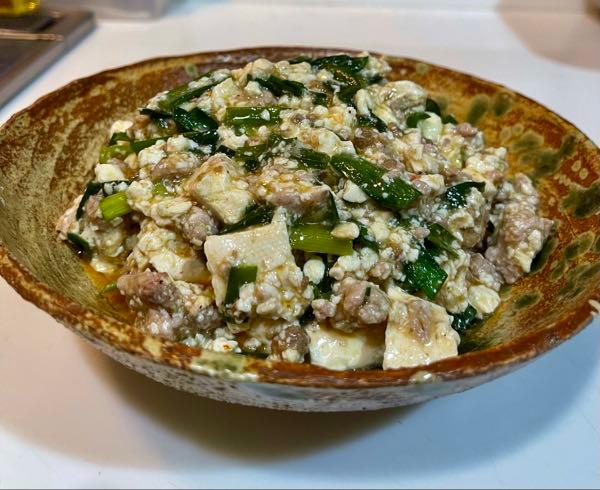 今日の献立 お腹が空いたので、 麻婆豆腐を作りました。  青唐辛子の麻婆豆腐なので、色が赤ではないんです。 山椒もたくさん入っていてピリ辛♡ ニラは、ひと束入れました。  鶏ひき肉でサッパリ作り、 最後にごま油で香りをつけました😀  少し食べて、残りは明日食べます。