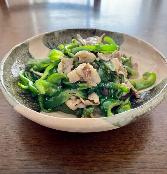 今日の献立 ピーマンと豚肉を炒めました。  塩レモン、コショウたくさん味です！ 美味しくて、味見が止まらなくなりそうでした。  今、お米を炊いていないので、 ピーマンは、夜食べます😊