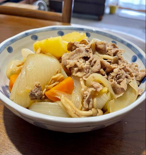 今日の献立 肉じゃがを作りました♪  大量に出来上がって、びっくりしましたが、 過去いち大成功だと思います。  嬉しいな😊  器は市販です。笑。